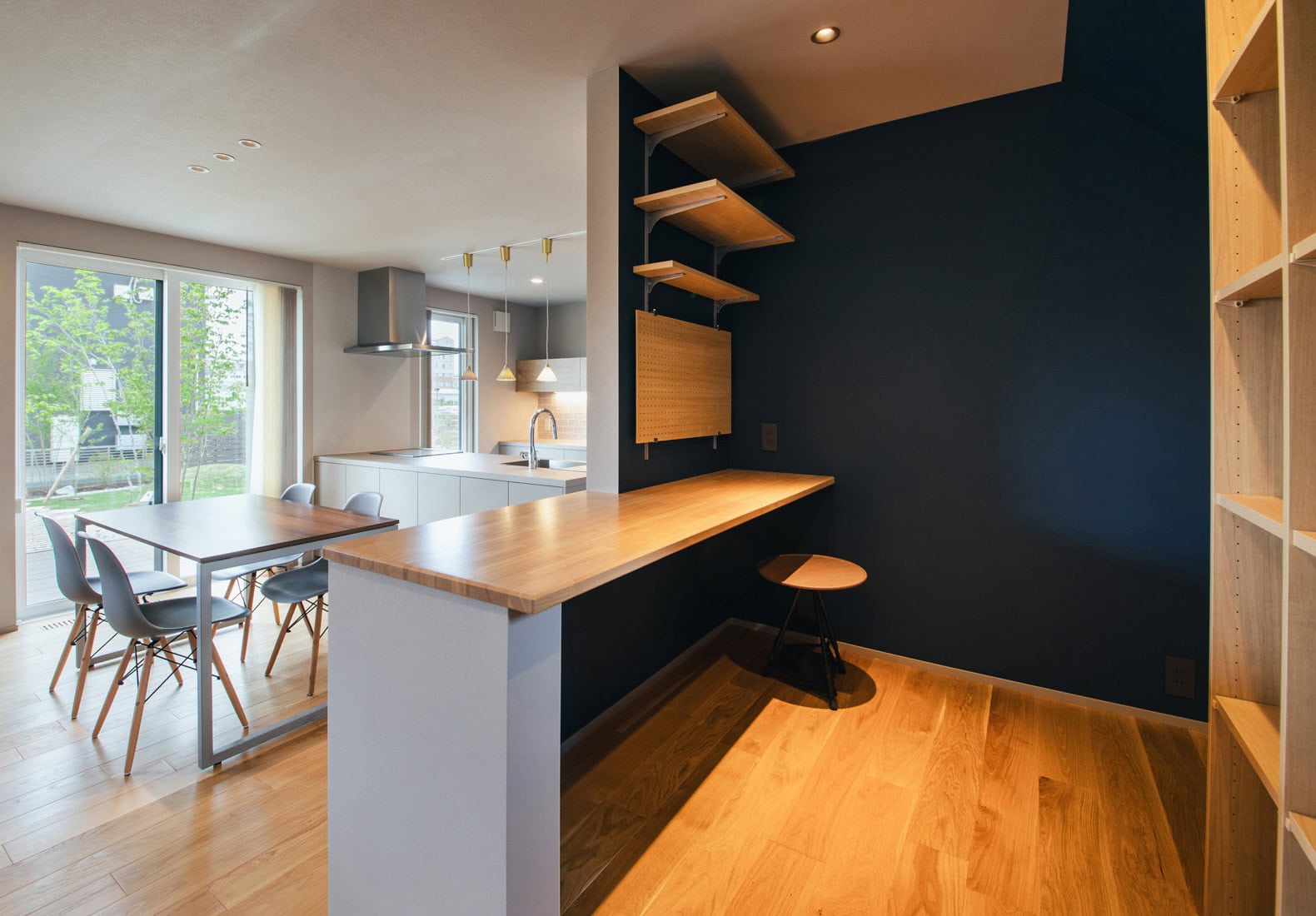 段差によってゆるやかに分かれたスタディスペースとLDK