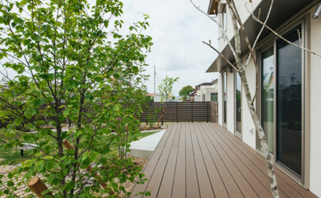 庭へと視線が抜ける、奥行きのあるウッドデッキ