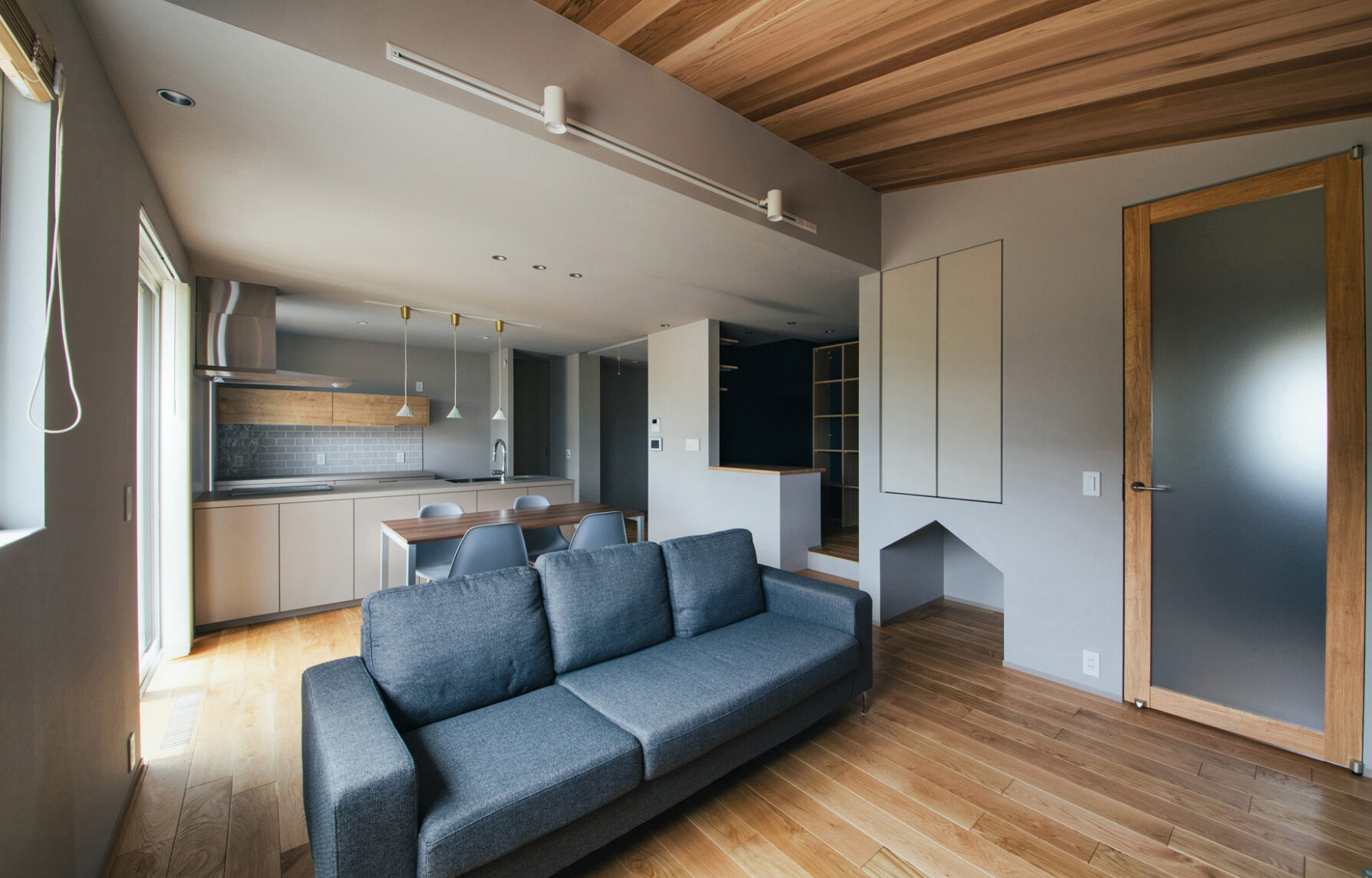 リビング、ダイニング、キッチン、スタディスペースがつながる室内空間