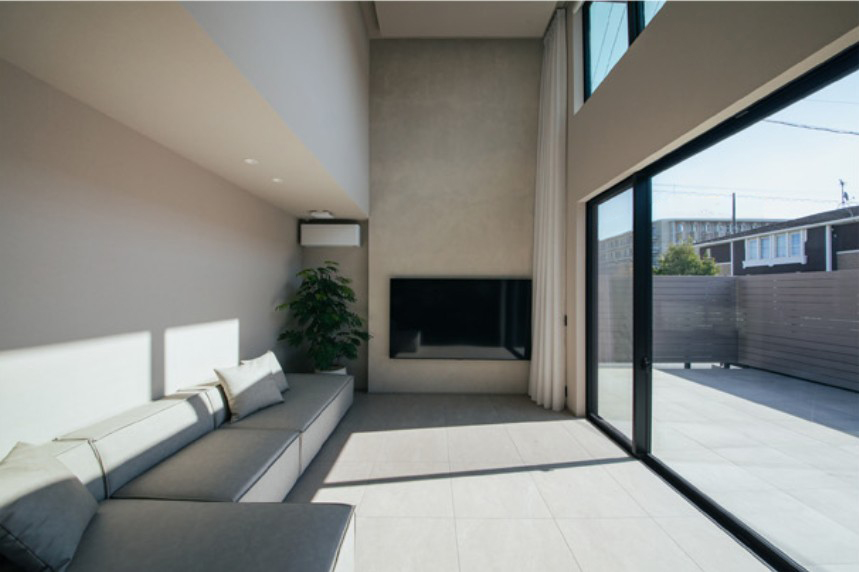 浜松市の注文住宅 高い天井と冬の日射取得が印象的なリビング