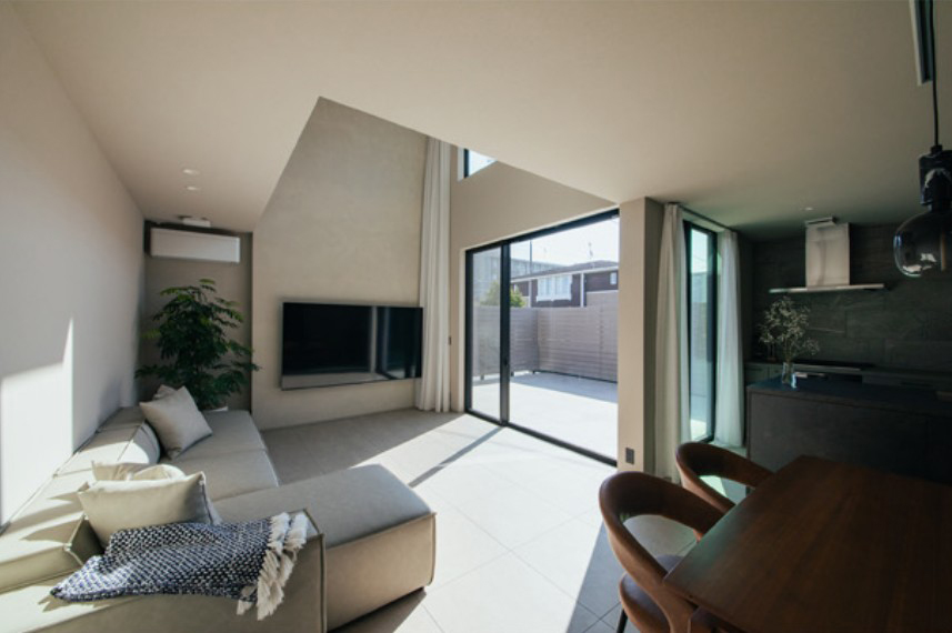 浜松市の注文住宅 大開口から庭へつながる明るいリビング