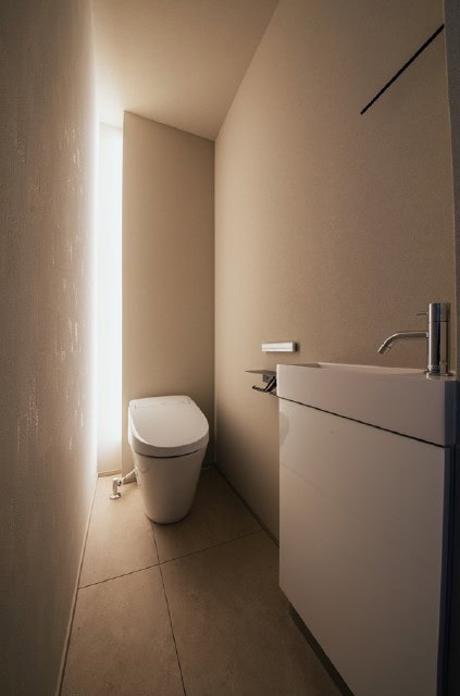 浜松市の注文住宅 間接照明と落ち着いたトーンで整えたトイレ空間