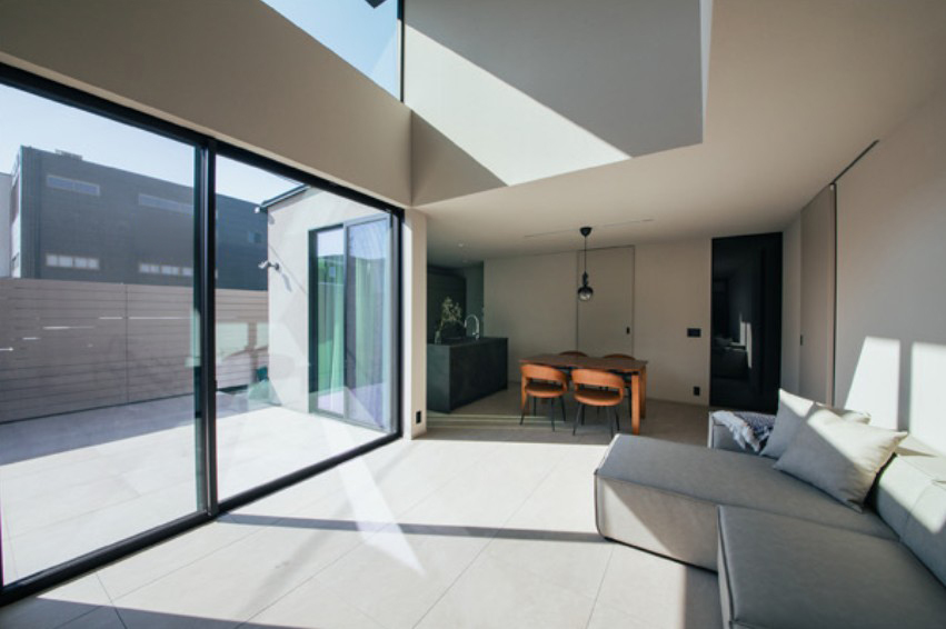 浜松市の注文住宅 吹き抜けとタイルデッキへつながる開放的なLDK